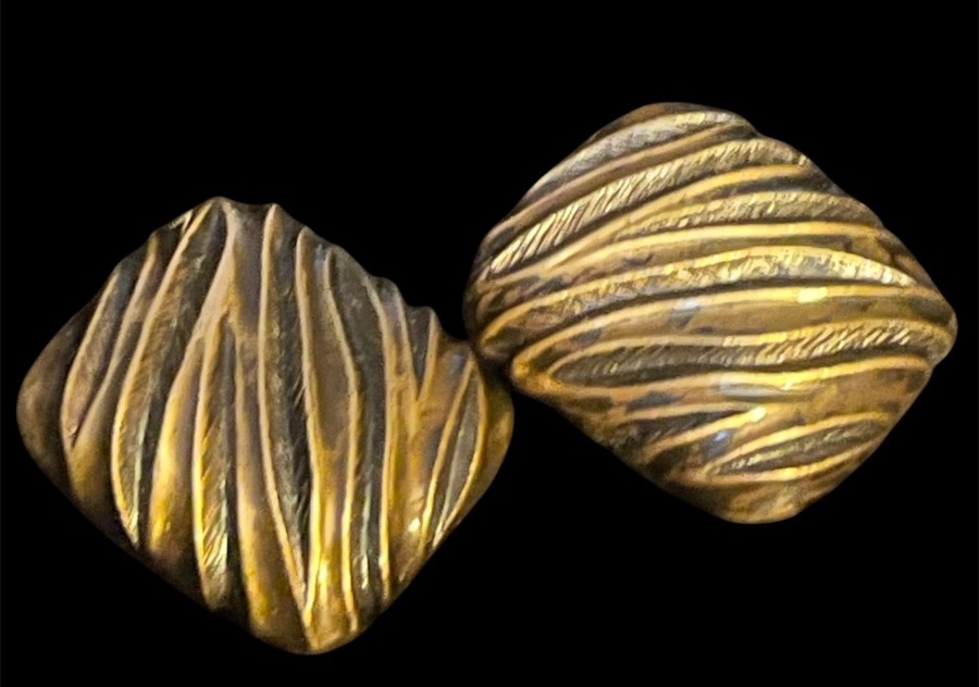 PAIRE DE BOUCLES D'OREILLES CLIPS COUTURE MODELE ARTY DE LA MAISON YVES SAINT LAURENT 1980  YSL