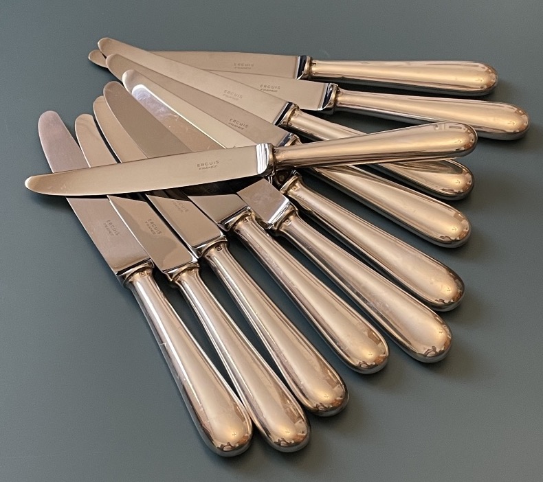 SUITE DE 11 COUTEAUX À ENTREMETS  DE LA MAISON ERCUIS MÉTAL ARGENTÉ MODÈLE BAGUETTE ARGENTERIE-photo-3