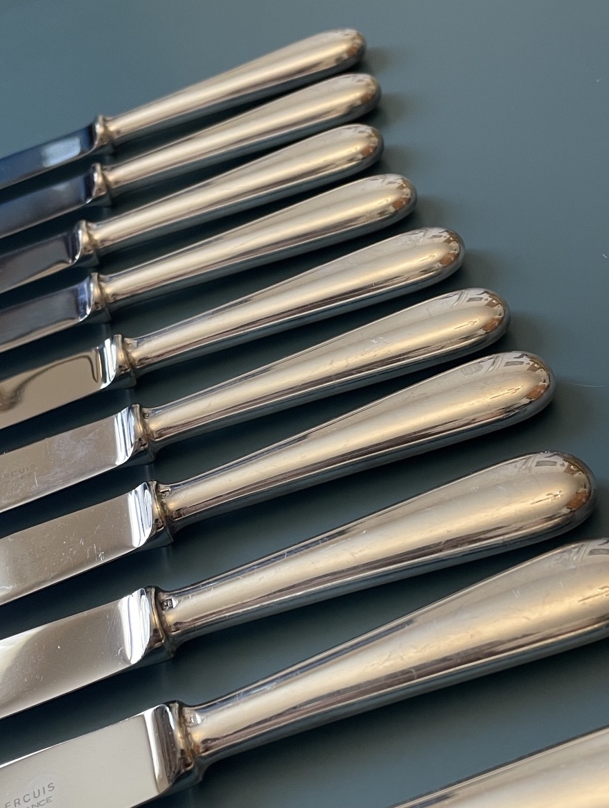 SUITE DE 11 COUTEAUX À ENTREMETS  DE LA MAISON ERCUIS MÉTAL ARGENTÉ MODÈLE BAGUETTE ARGENTERIE-photo-6
