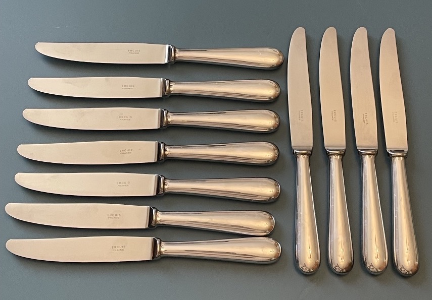 SUITE DE 11 COUTEAUX À ENTREMETS  DE LA MAISON ERCUIS MÉTAL ARGENTÉ MODÈLE BAGUETTE ARGENTERIE