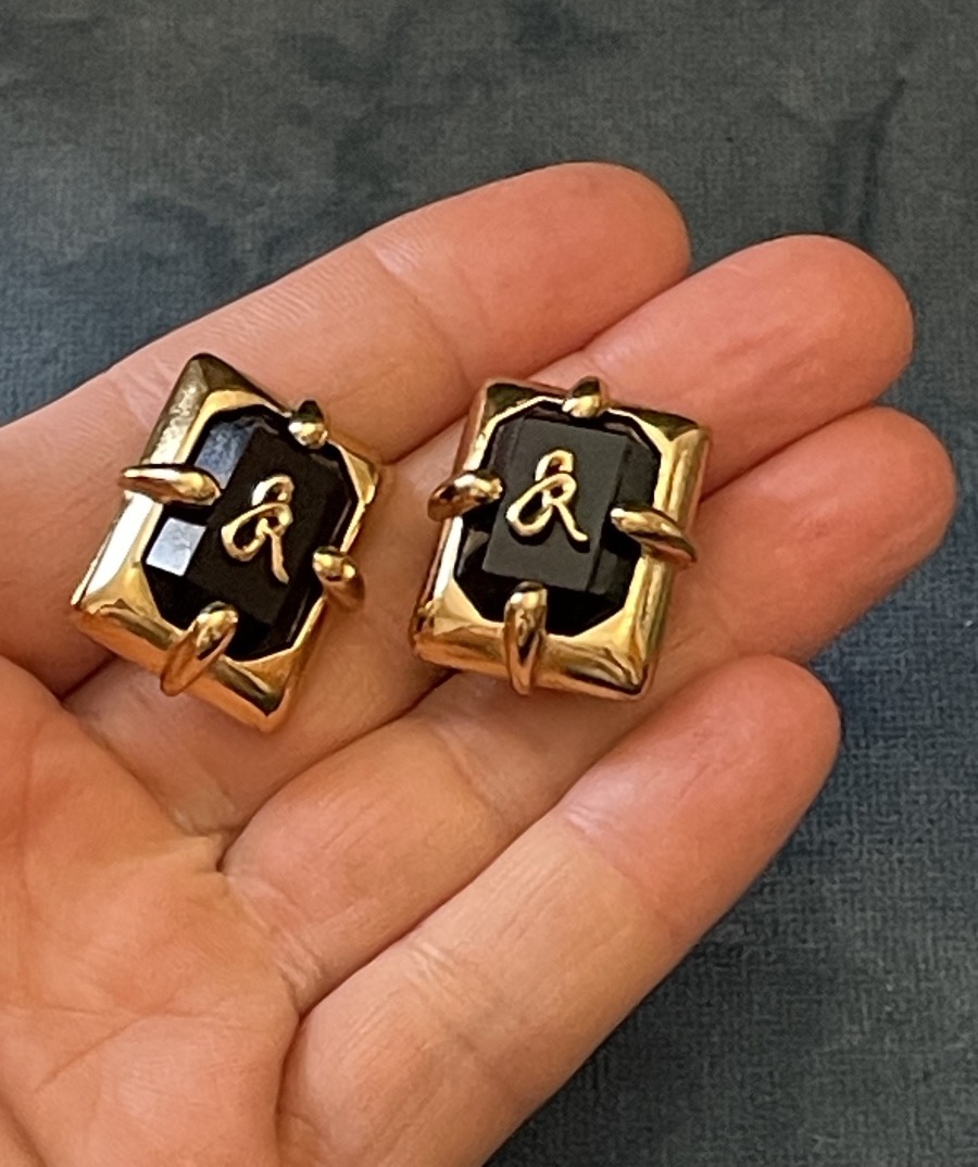PAIRE DE BOUCLES D'OREILLES CLIPS COUTURE MAISON SONIA RYKIEL EN VERRE NOIR  & MÉTAL DORÉ -photo-5