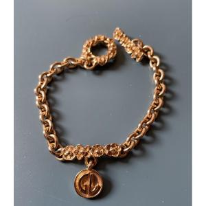 BRACELET  COUTURE DE LA MAISON GUY LAROCHE EN MÉTAL DORÉ  GOURMETTE AVEC BRELOQUE VINTAGE