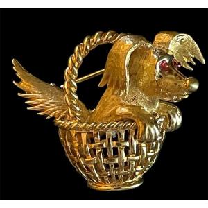 BROCHE BESTIAIRE TECKEL DE LA MAISON MARCEL BOUCHER EN MÉTAL DORÉ ET PIERRES ROUGES 