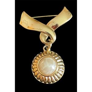 BROCHE COUTURE DE LA MAISON GIVENCHY  EN MÉTAL DORÉ  ET CABOCHON NACRÉ GIVENCHY PARIS  NEW-YORK