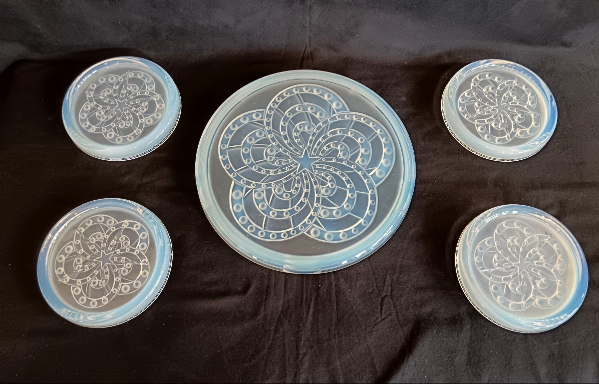 Ensemble dessous de plat et dessous de bouteilles en verre opalescent vers 1940