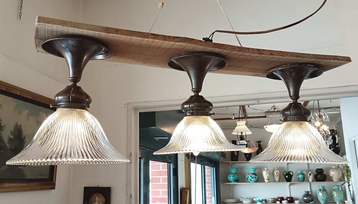 Trois suspensions en verre holophane vers 1950