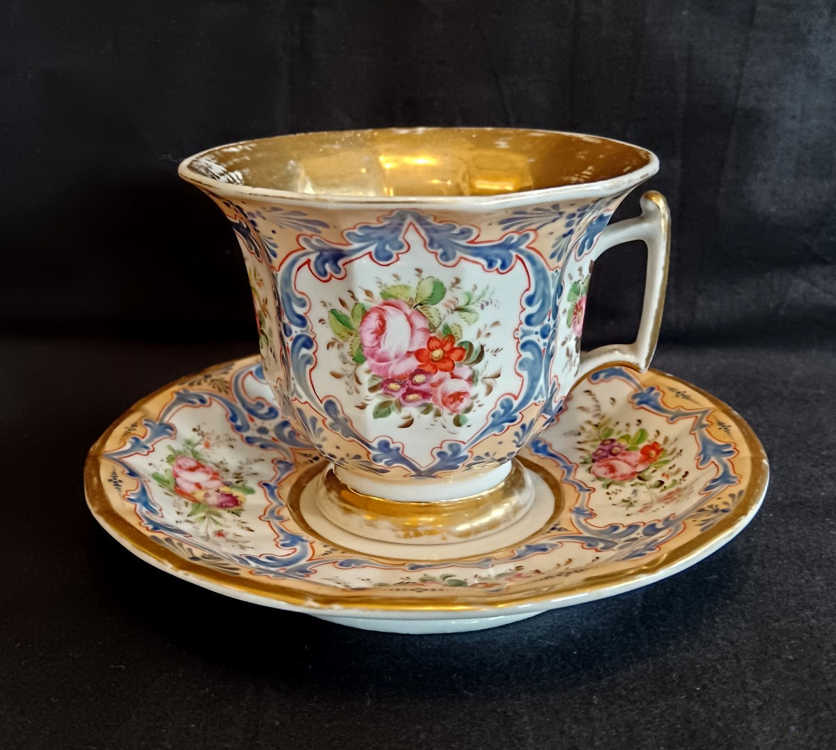 Tasse à chocolat en porcelaine de Paris