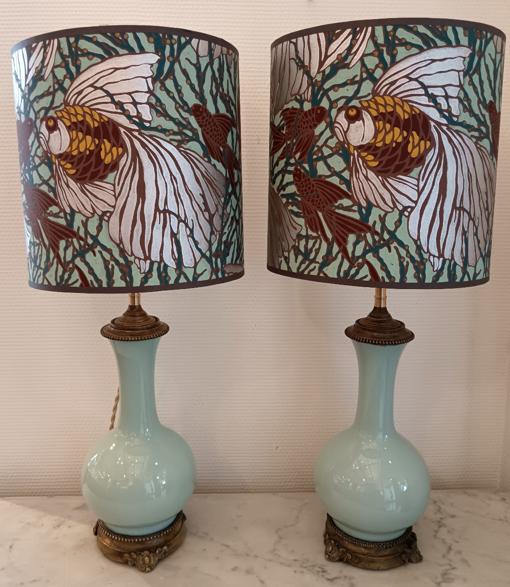 Paire de lampes à pétrole en opaline et abat jour