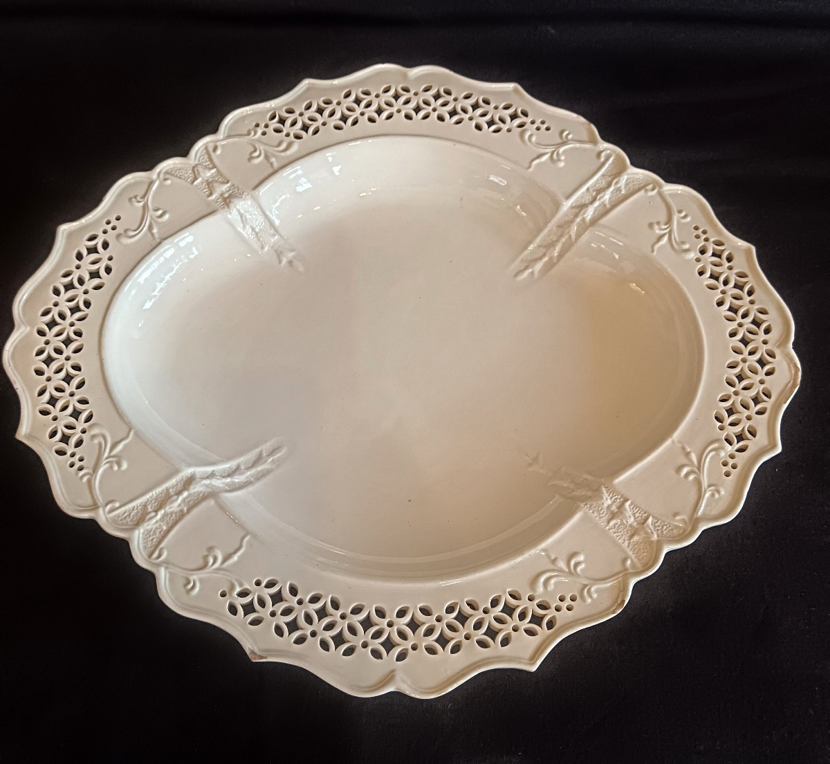 Plat en faïence fine de Leeds fin 18e siècle