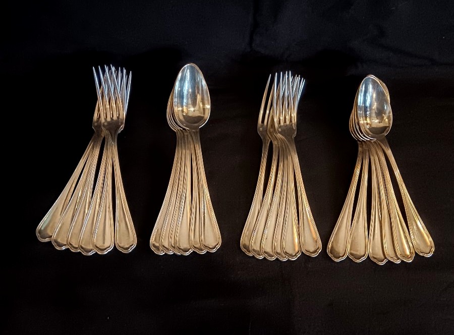 Suite de douze couverts à entremets en métal argenté Christofle