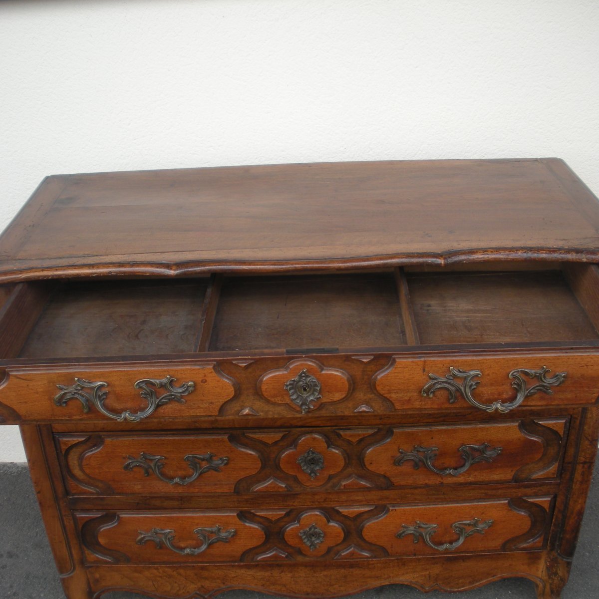 Commode en noyer 18 ème siècle dite "Parisienne"-photo-1