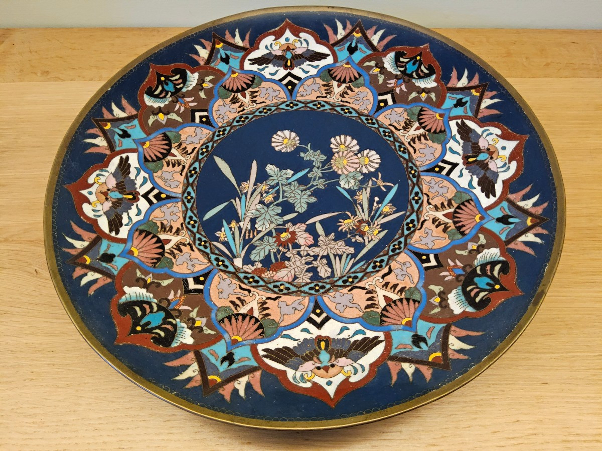 Plat japonais en cloisonné. 