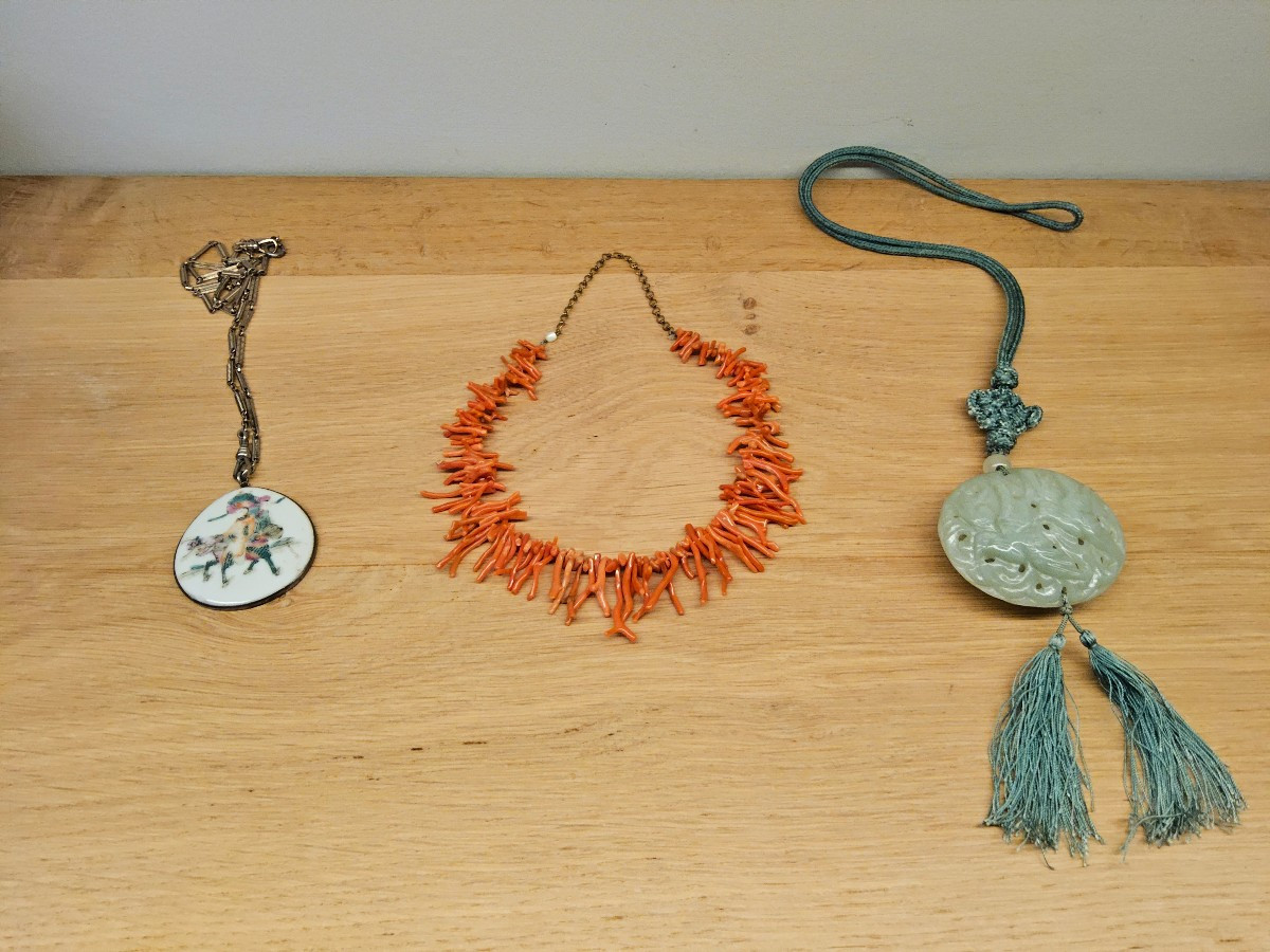 Bijoux asiatiques en céramique, corail et jade
