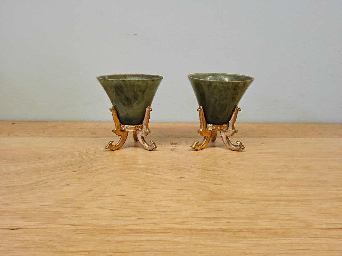 Paire de bols en jade montés sur bronze