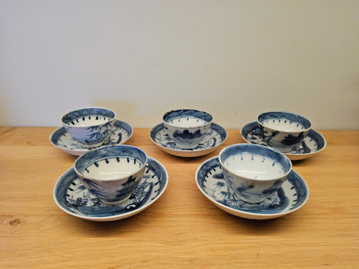 Service de cinq bols et coupelles en bleu de Hué. 