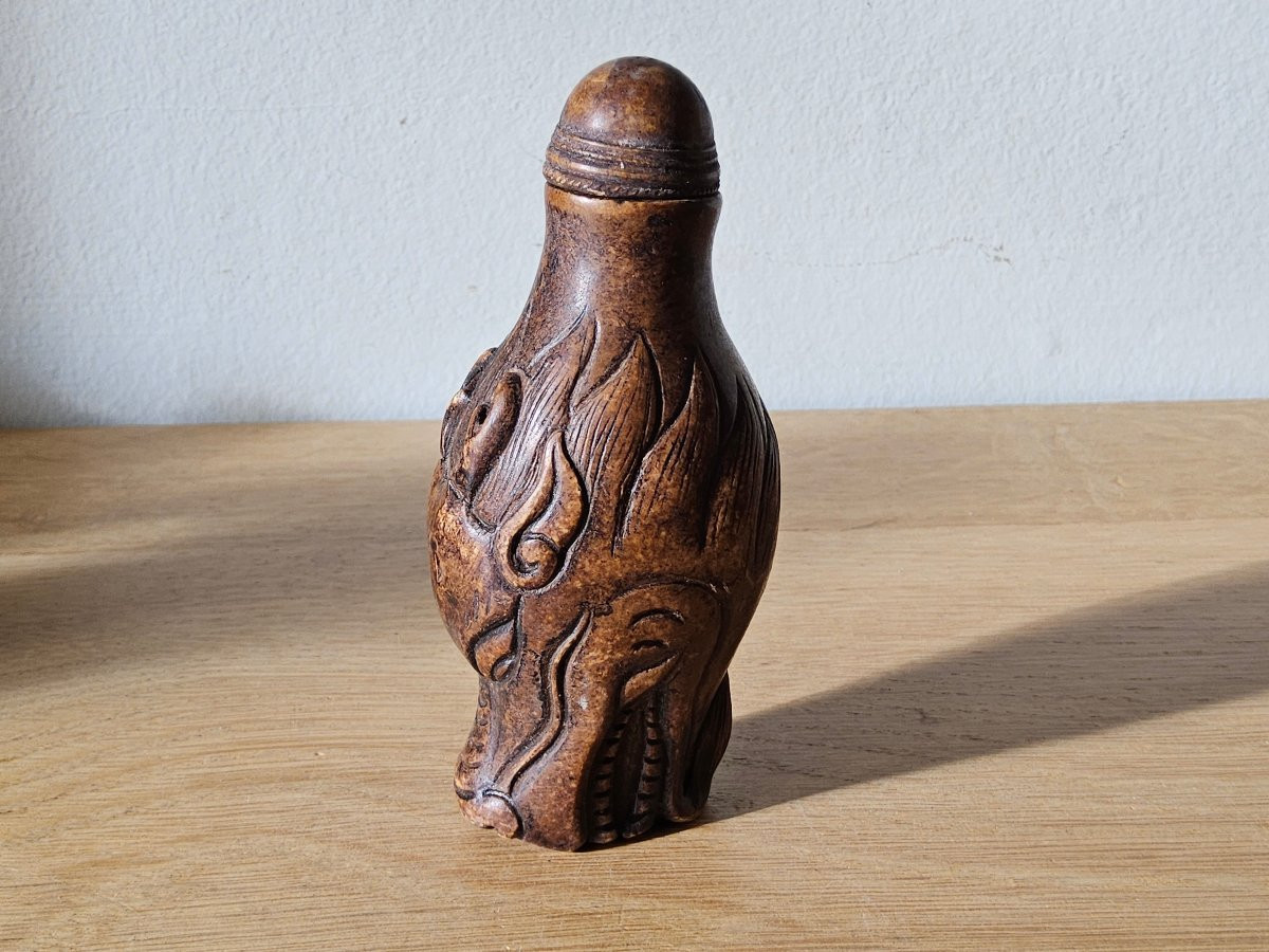 Chinese Snuffbox In Brown Stone With A "dragon Head" Design-photo-2