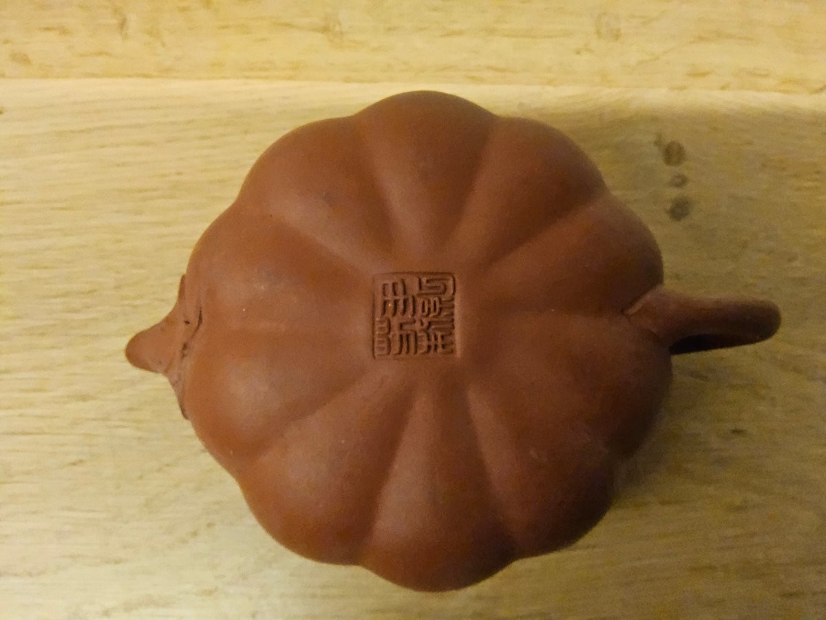 Théière en argile de Yixing avec incrustations d’or-photo-1