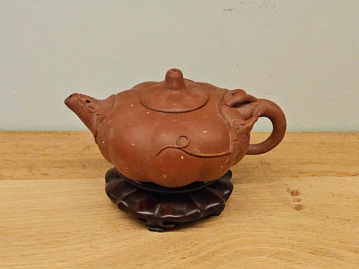 Théière en argile de Yixing avec incrustations d’or