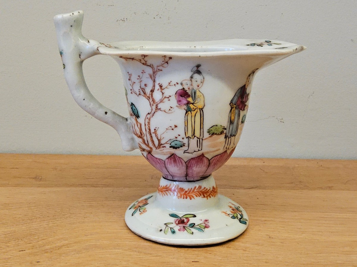 Verseuse du XVIII ème siècle. Décors aux mandarins. Époque Qianlong.(1736 - 1795).