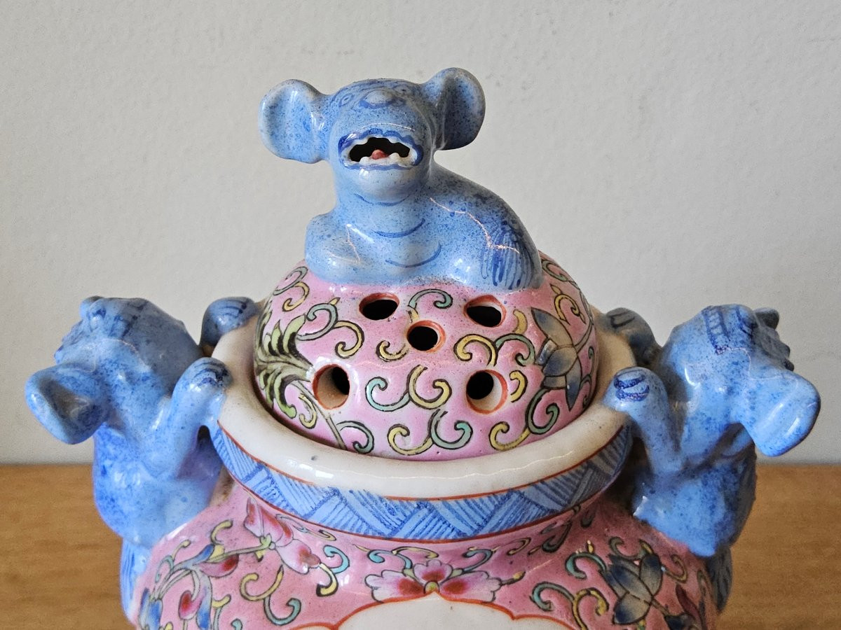 Chinese Tripod Perfume Burner In Famille Rose Porcelain-photo-2