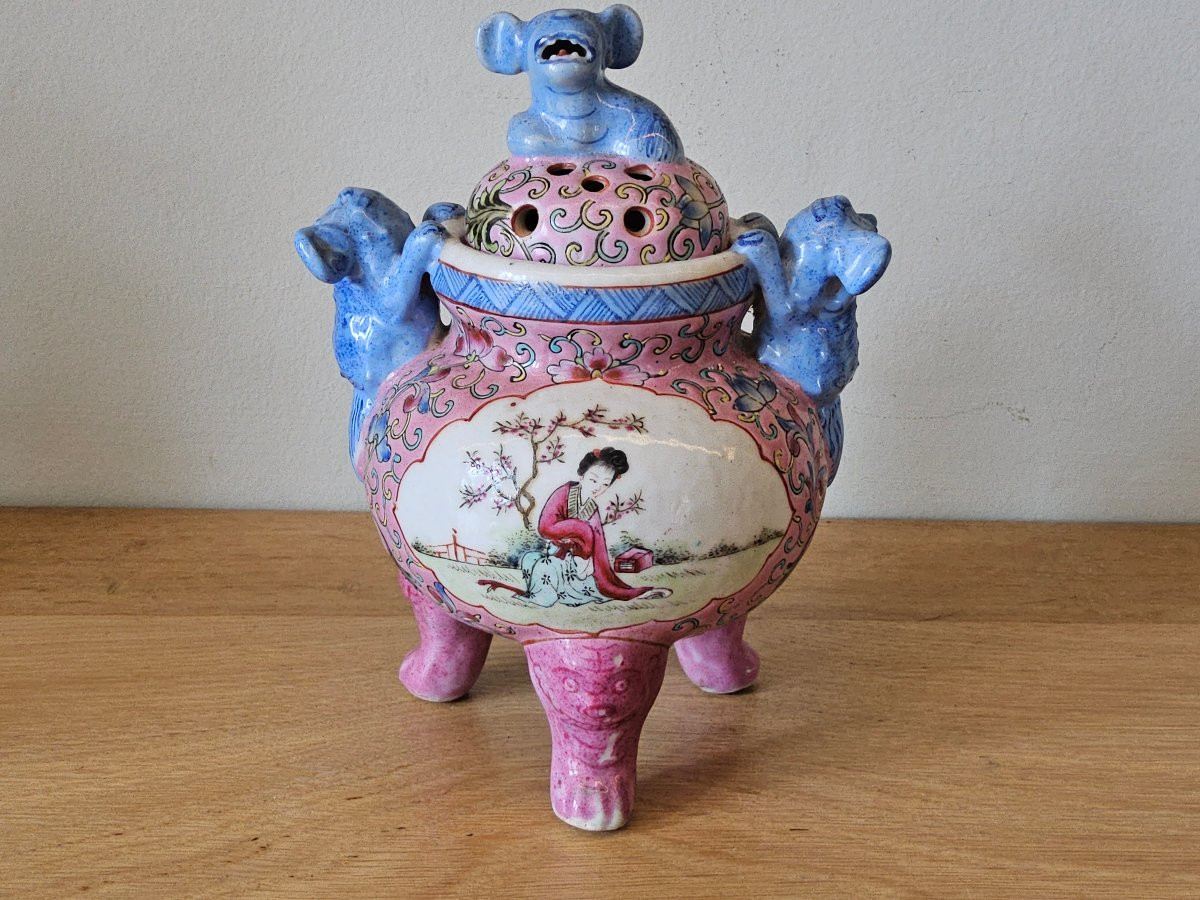 Chinese Tripod Perfume Burner In Famille Rose Porcelain-photo-3