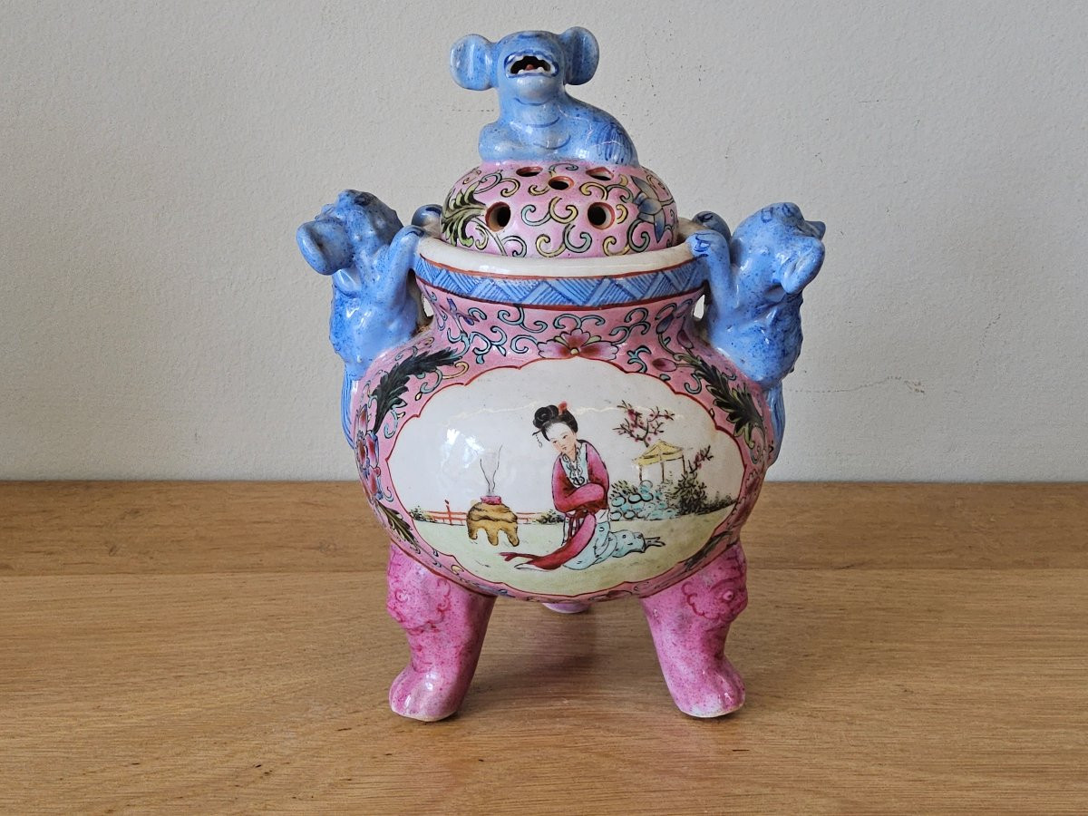 Chinese Tripod Perfume Burner In Famille Rose Porcelain-photo-4