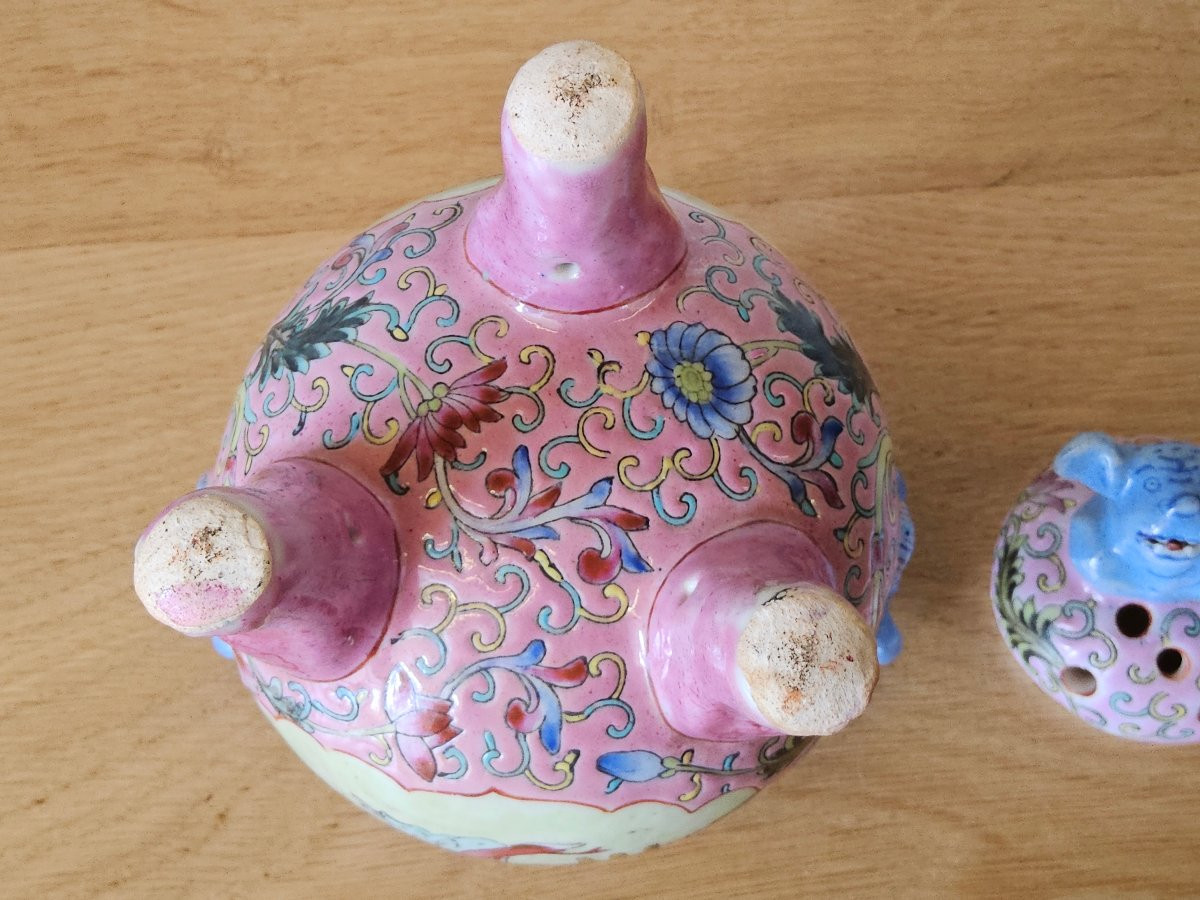 Chinese Tripod Perfume Burner In Famille Rose Porcelain-photo-2