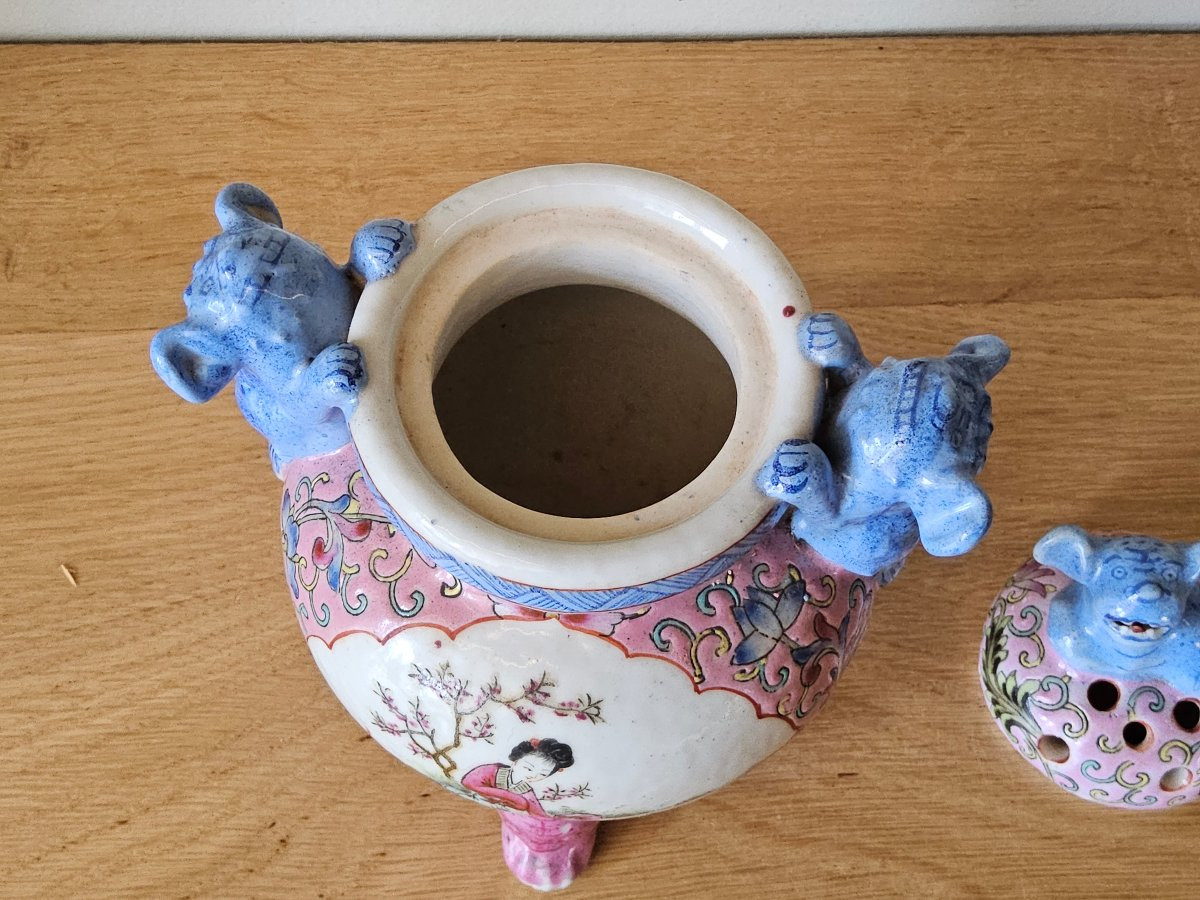 Chinese Tripod Perfume Burner In Famille Rose Porcelain-photo-3