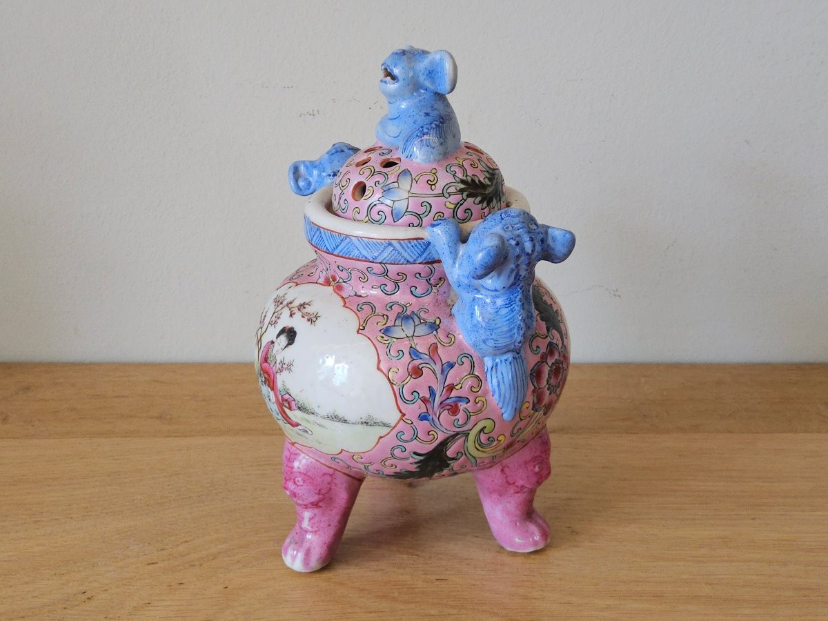 Chinese Tripod Perfume Burner In Famille Rose Porcelain-photo-4