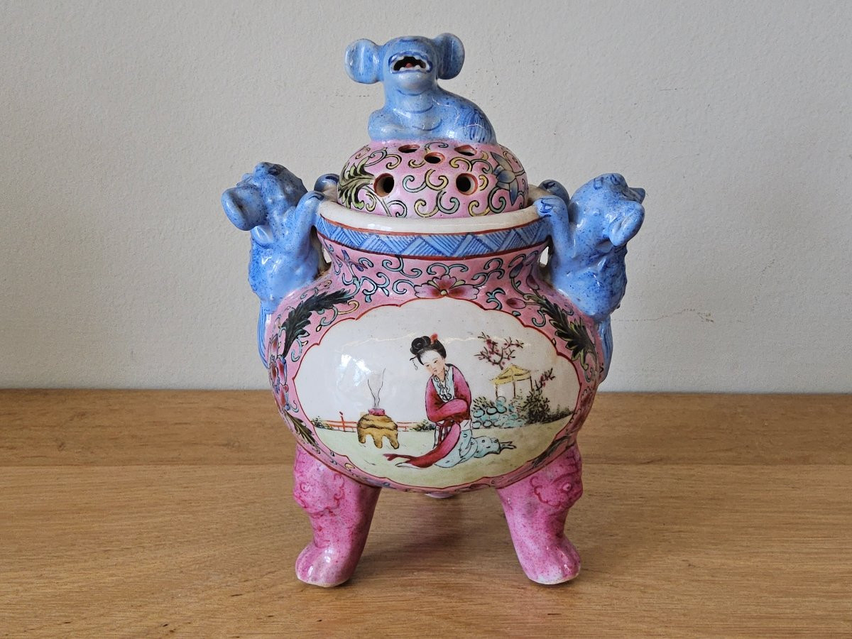 Chinese Tripod Perfume Burner In Famille Rose Porcelain-photo-8