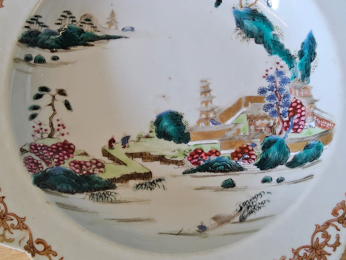 China. Famille Rose Soup Plate. Qianlong Period.-photo-2