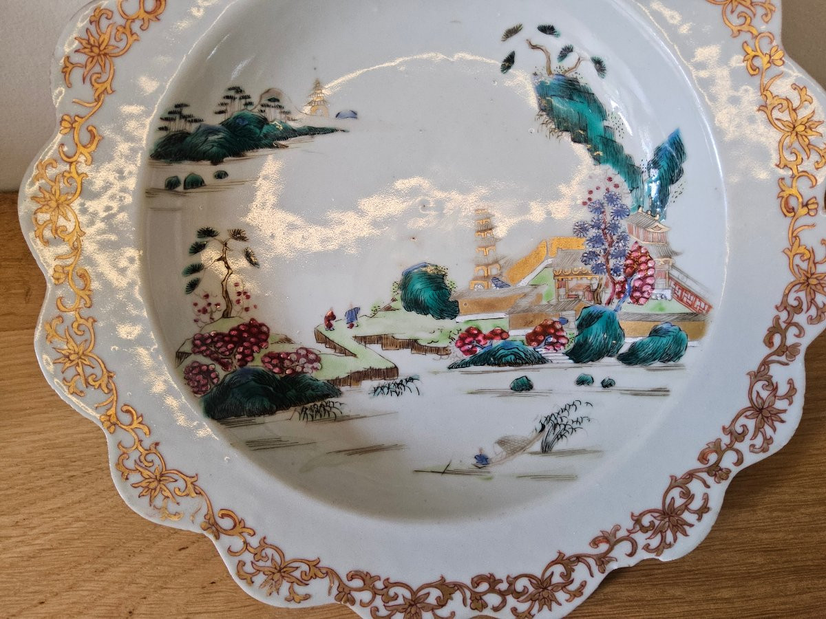 China. Famille Rose Soup Plate. Qianlong Period.-photo-1