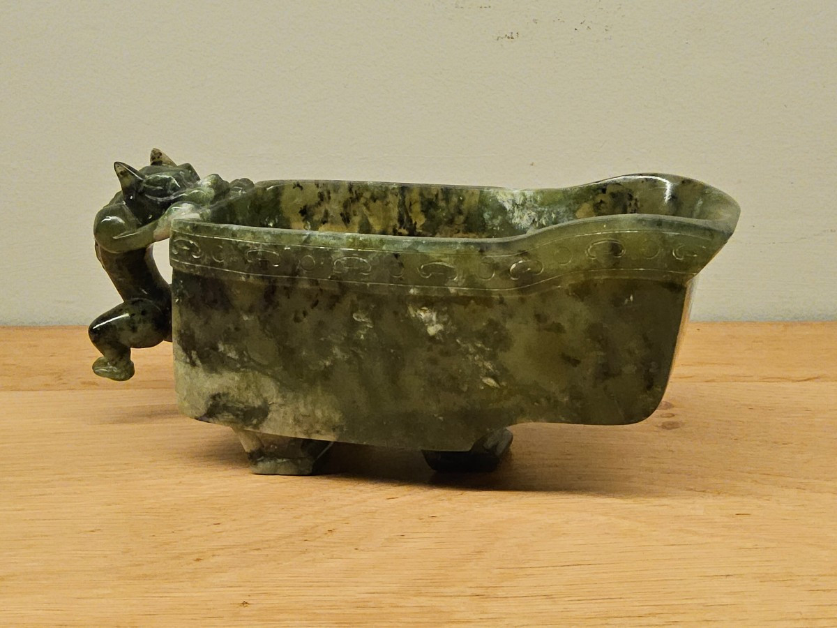 Chine. Lave pinceaux en jade épinard.