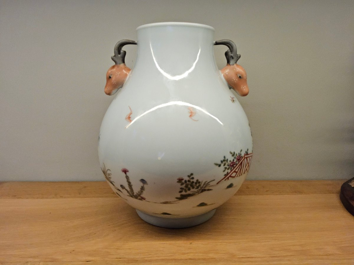 Chine. Vase de forme "Hu" du XIX ème siècle. Famille rose.-photo-2