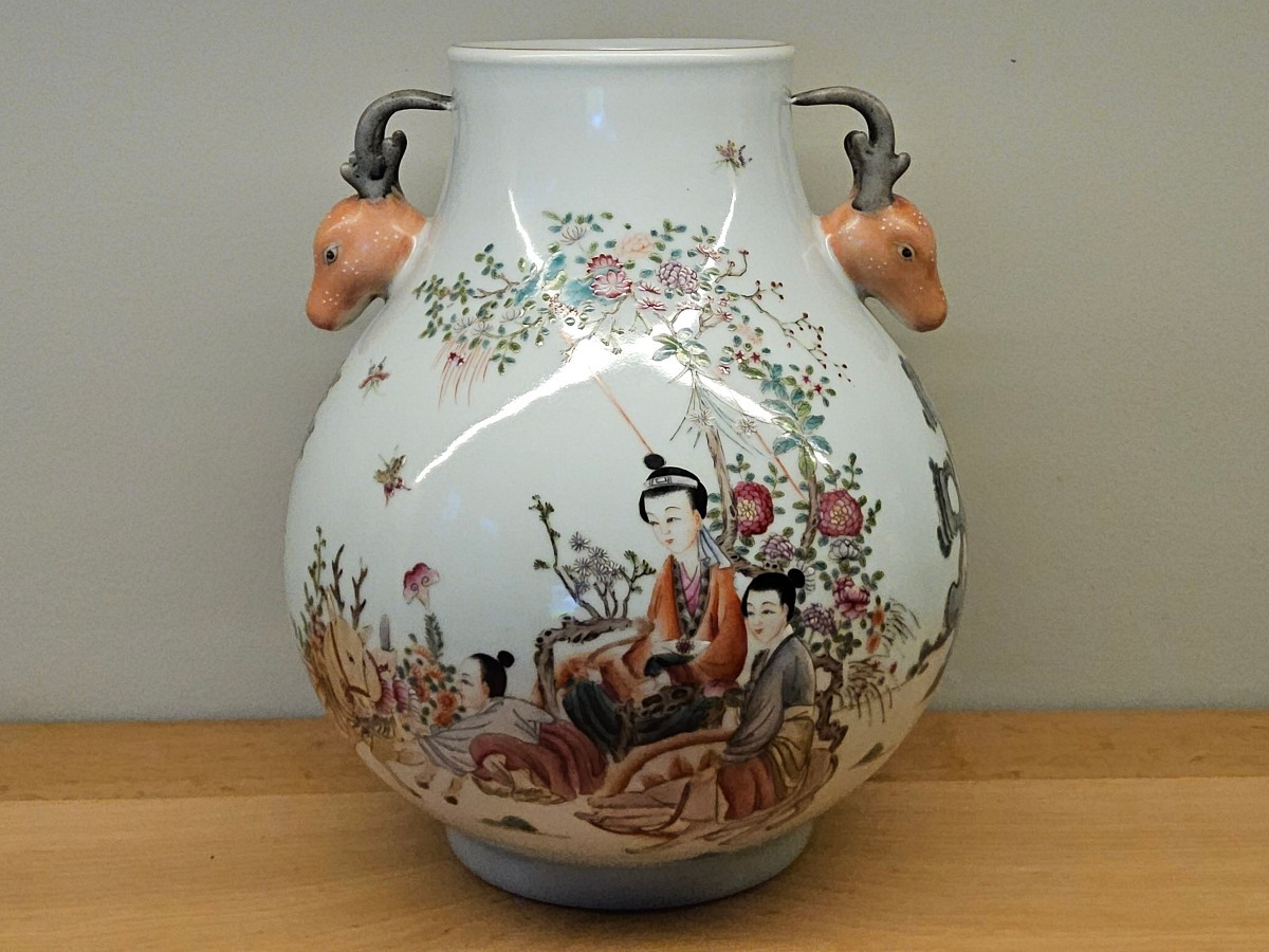 Chine. Vase de forme "Hu" du XIX ème siècle. Famille rose.
