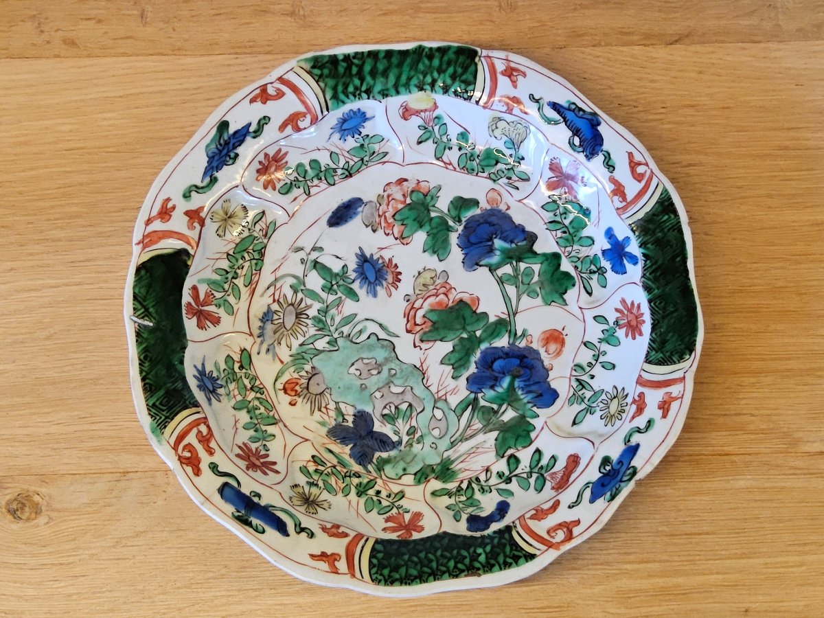 Chine. Assiette en porcelaine. Epoque Kangxi (1662-1722)