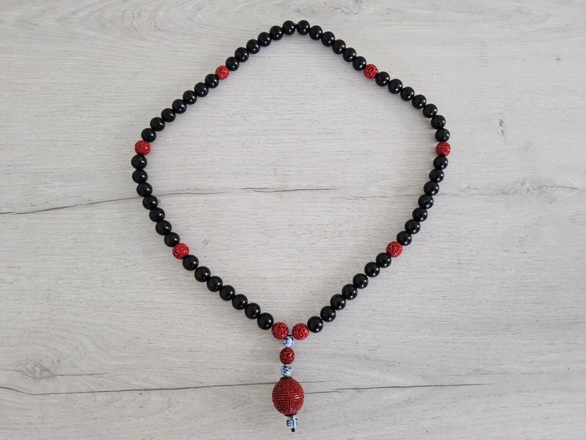 Chine. Collier en laque noire et laque de cinabre
