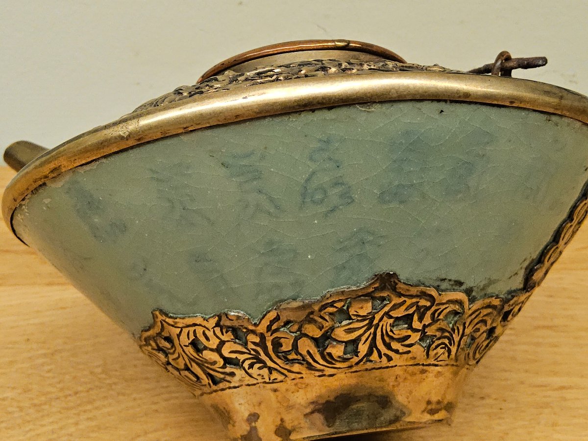 Chine. Théière en porcelaine céladon et laiton.-photo-3
