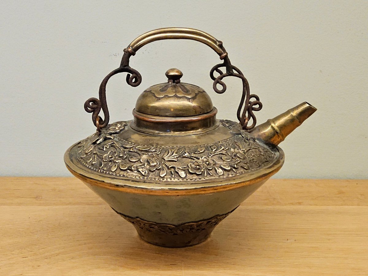 Chine. Théière en porcelaine céladon et laiton.
