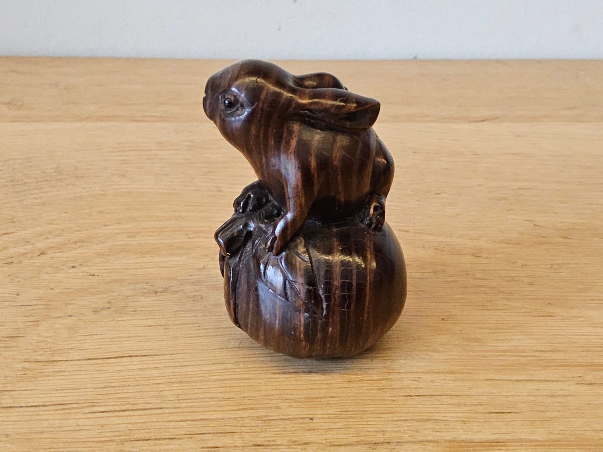Japon. Netsuke en bois précieux. Signé.-photo-3
