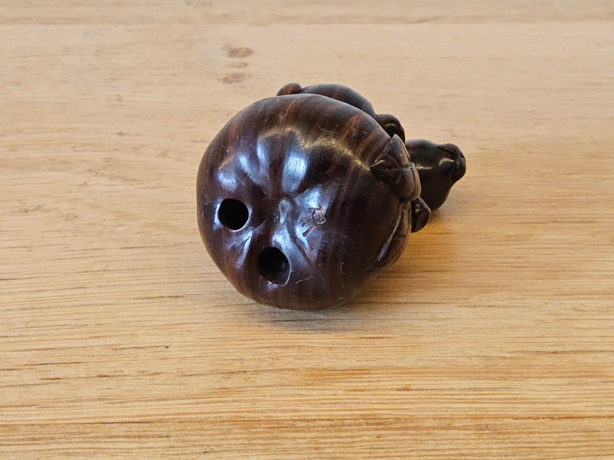 Japon. Netsuke en bois précieux. Signé.-photo-1
