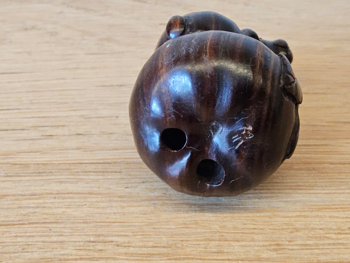Japon. Netsuke en bois précieux. Signé.-photo-2