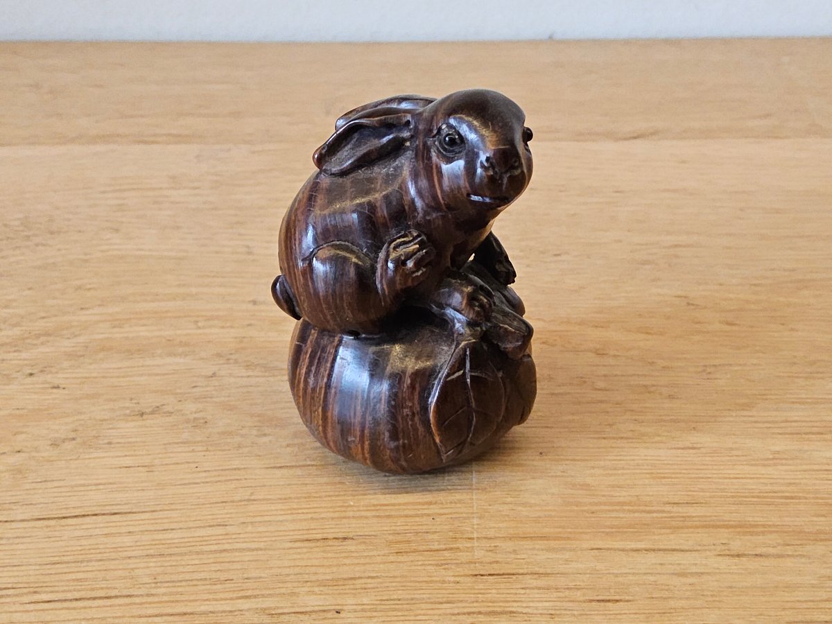 Japon. Netsuke en bois précieux. Signé.-photo-3