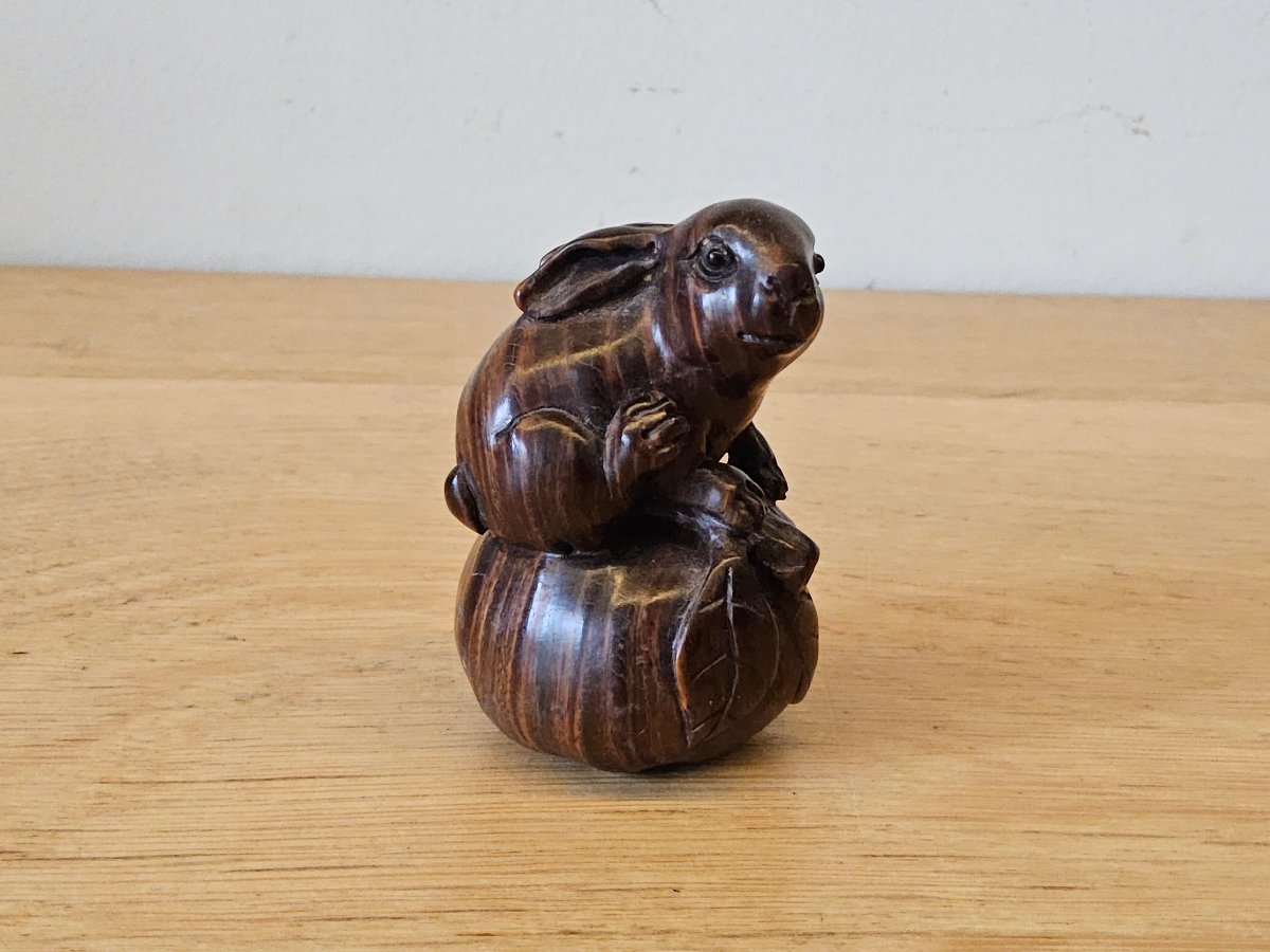 Japon. Netsuke en bois précieux. Signé.