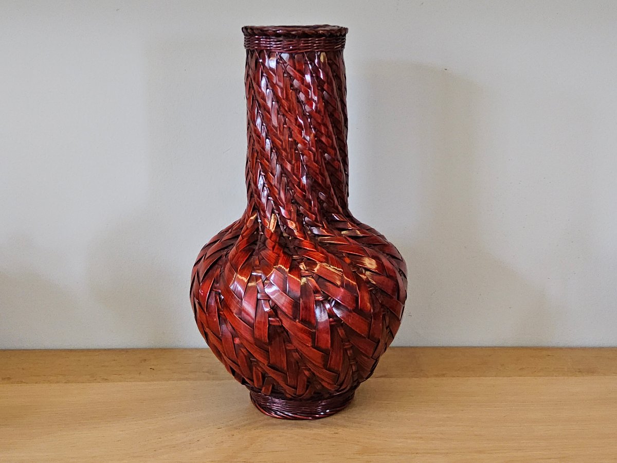 Japon. Vase en bambou tressé et laqué. Ikebana.