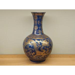 China. Vase Decorated With Gold-powdered Dragons On A Blue Background. Qing Dynasty, Guangxu Period.