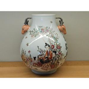 Chine. Vase de forme "Hu" du XIX ème siècle. Famille rose.