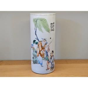 Chine. Grand pot à pinceaux "bitong" en porcelaine