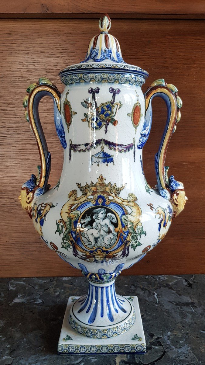 Gien. Vase Couvert En Faïence à Décor De Grotesques.-photo-2