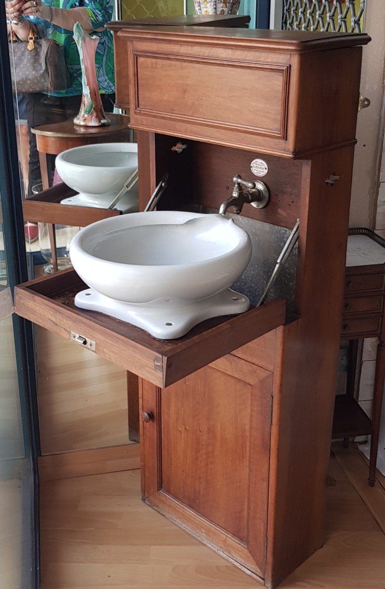 Lavabo de cabine de bateau en acajou.